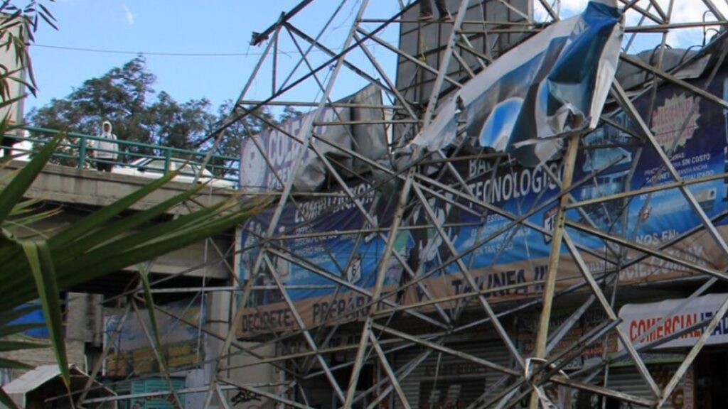 Caída de espectacular en Ecatepec