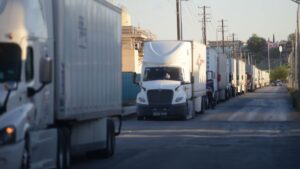 Estados Unidos ya emitió la primera advertencia por falta de inglés a autotransportistas mexicanos