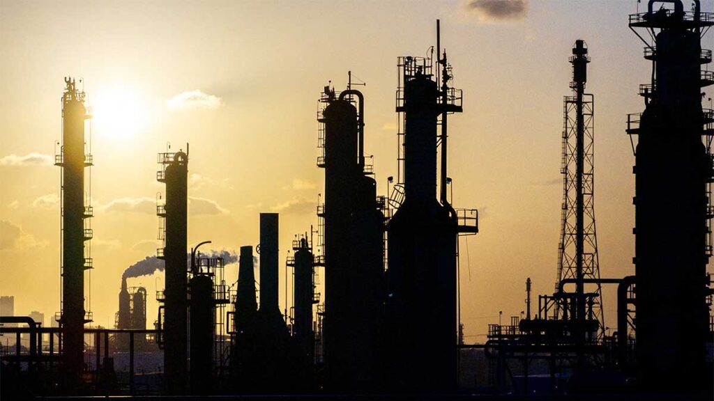 El 20% de la producción mundial de petróleo pasa por el Estrecho de Ormuz.