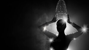 ¡Ay, se me cayó! Ex reina de belleza de Paraguay protagoniza polémica coronación a sucesora