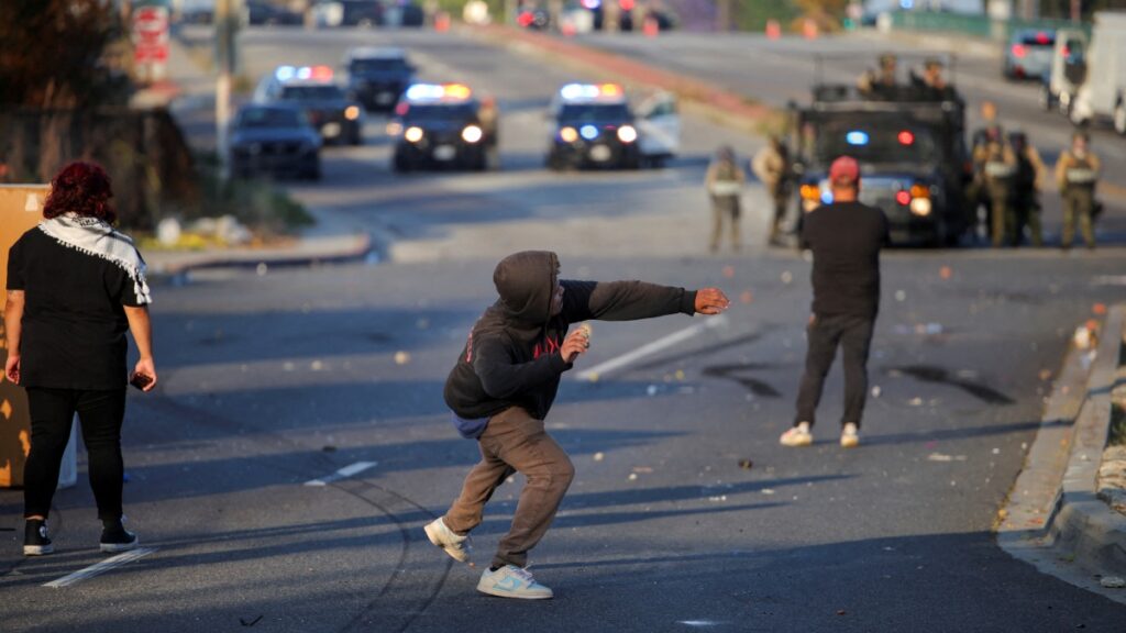 FBI identifica a presunto agresor de agente durante protesta del sábado en Paramount, California