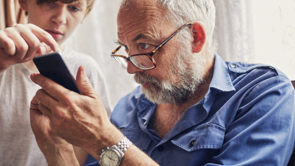 ¿Cómo proteger a tus abuelitos y otros adultos mayores de fraudes?
