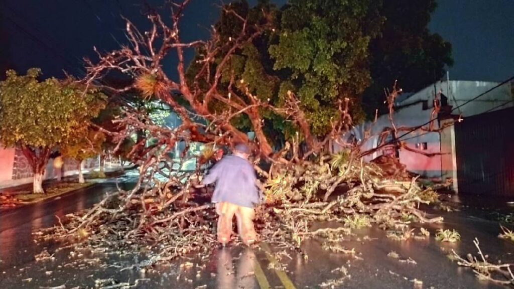 fuertes-lluvias-azotan-cuernavaca-morelos-no-perdona-a-colonias-y-supermercado