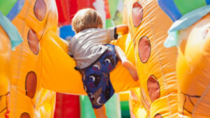 Castillo inflable sale volando con niños dentro; caen al suelo desde varios metros: video