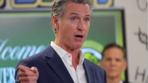Gavin Newsom acusa a Pete Hegseth de enviar tropas sin apoyo y sin una logística
