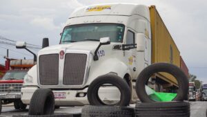 ¡Como si nada! Graban a trailero circulando en sentido contrario sobre la México-Puebla