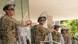 Juez impide a Trump recurrir a Guardia Nacional contra protestas en California; la Casa Blanca apelará