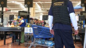 Video: guardia frustra robo de farderos en supermercado de Ecatepec
