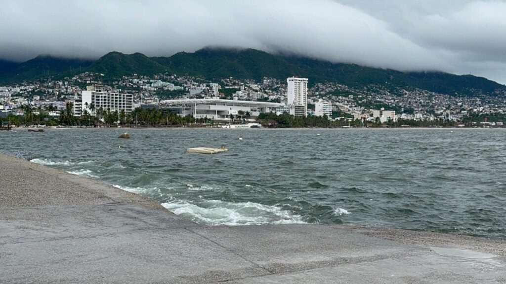 Guerrero suspende clases y cierra puertos por el paso de la tormenta tropical Flossie