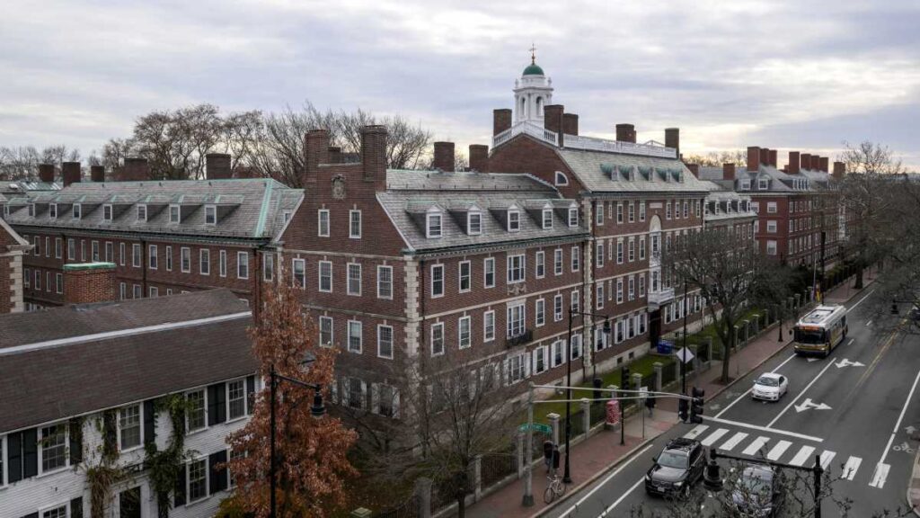 Harvard consigue suspensión temporal a veto de visas para estudiantes