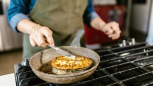 ¿Hornear o freír? Un estudio revela cuál es la opción más saludable para evitar sustancias tóxicas en la comida