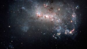 El Hubble observa de nuevo una galaxia en la que no dejan de nacer estrellas 