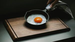 ¿Cómo hacer un huevo frito sin que se pegue al sartén? Dermatóloga comparte este sencillo truco
