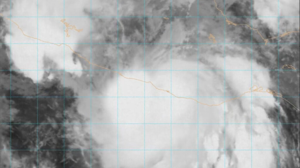 Imágenes satélitales del huracán Erick tocando tierra