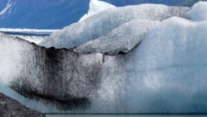 ¿Un iceberg negro? Éstas son las posibles razones detrás del objeto captado en Canadá