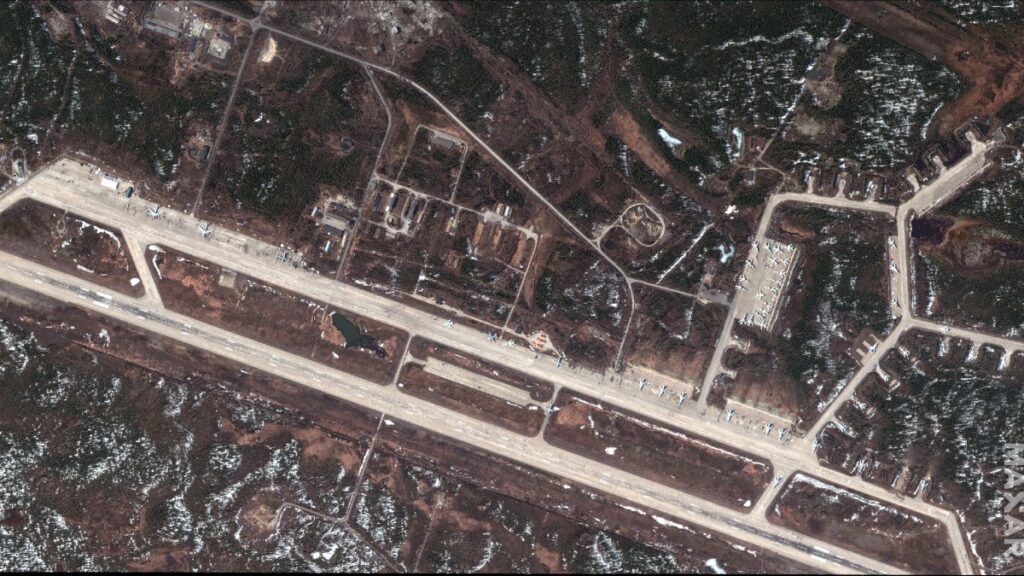 Imágenes satelitales muestran el antes y después del ataque de Ucrania a las bases rusas