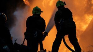 Tras divorcio, hombre incendia vagón del metro en Seúl: rocía gasolina y desata pánico