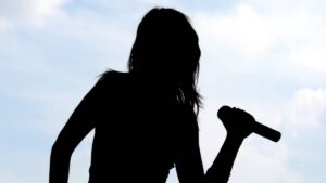 Indigna video: mamá lleva a su hija a bailar a un ‘table dance’ en Orizaba, Veracruz