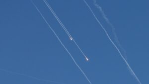Lanzamiento de misiles iraníes contra Israel dejan al menos 16 heridos