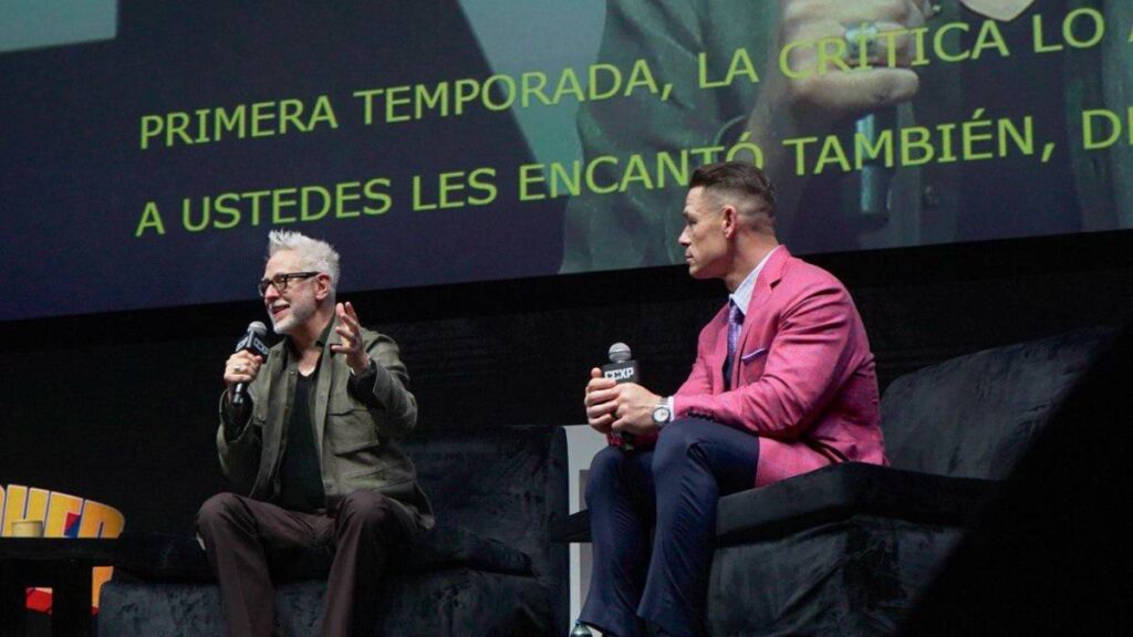 ¡No contaban con su astucia! Así captan a John Cena y James Gunn con la playera del Chapulín Colorado