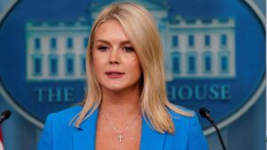 Vocera llama “pregunta estúpida” a cuestionamiento sobre postura de Trump ante protestas antimigrantes