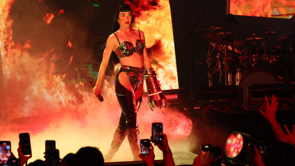 Katy Perry generates controversy after gesture with a fan in concert Katy Perry generates controversy after gesture with a fan in concert