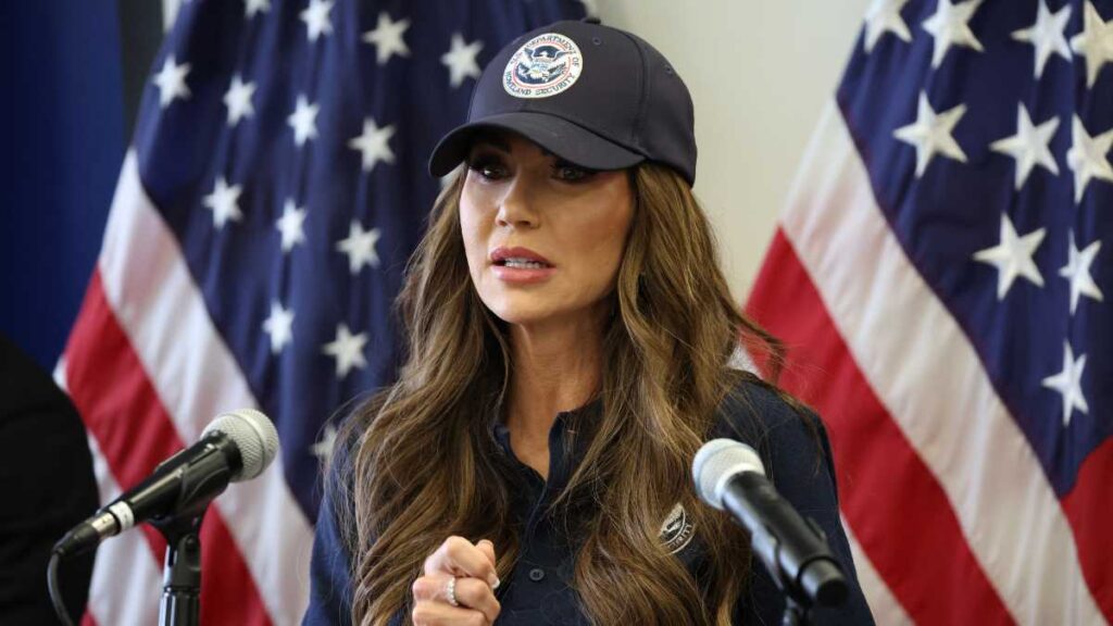 Kristi Noem lanza advertencia a migrantes