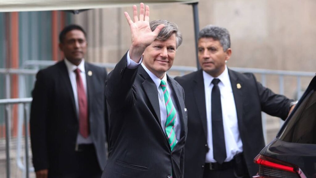 Sheinbaum califica como "visita de cortesía" su encuentro con Landau