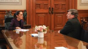 Claudia Sheinbaum se reúne con Christopher Landau para tratar migración y seguridad