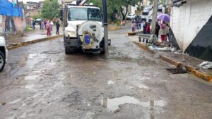 Realizan labores de limpieza en zonas inundadas tras desbordamiento del Río Verde