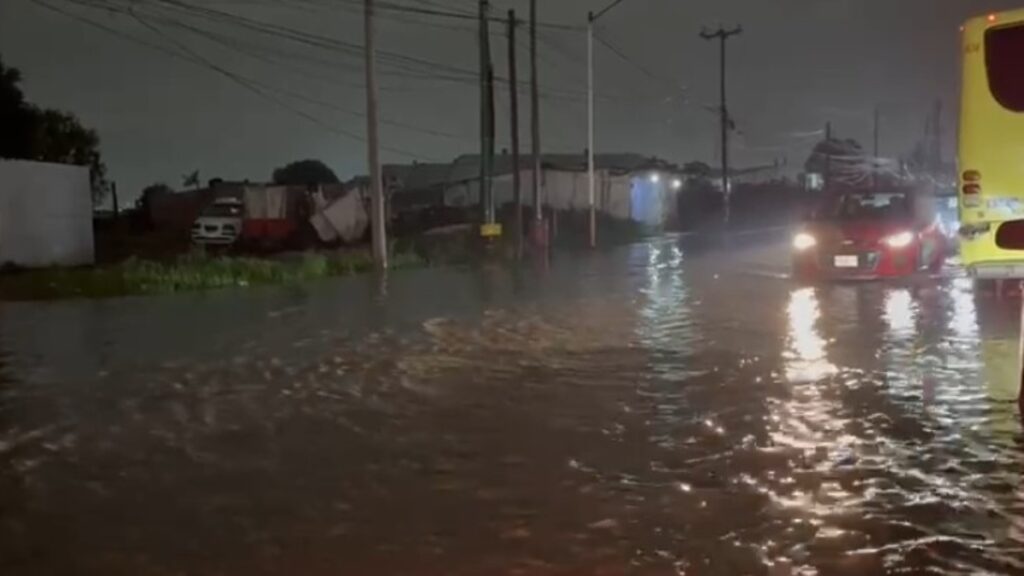 Lluvia deja afectaciones en 4 municipios del Estado de México; en Ecatepec suspenden Mexibús