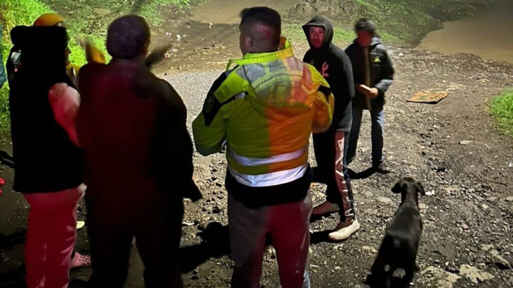 Lluvias intensas desbordan el Río Atoyac en Texmelucan, Puebla; 11 casas dañadas Descripción: Las lluvias registradas en Puebla provocaron el desbordamiento del Río Atoyac, en la comunidad San Rafael Tlanalapan, en San Martín Texmelucan. Foto: Autoridades activaron el protocolo de atención. Foto: Genaro Zepeda Extracto: Las fuertes lluvias registradas durante las últimas horas en el estado de Puebla provocaron el desbordamiento del Río Atoyac, en la comunidad San Rafael Tlanalapan, perteneciente al municipio de San Martín Texmelucan. Las fuertes lluvias registradas durante las últimas horas en el estado de Puebla provocaron el desbordamiento del Río Atoyac, en la comunidad San Rafael Tlanalapan, perteneciente al municipio de San Martín Texmelucan. • Es en dicha localidad donde 11 viviendas resultaron afectadas por inundación. ¿Cuál es el reporte de daños tras el desbordamiento del Río Atoyac en Puebla? Protección Civil de Texmelucan informó que activó el protocolo de atención, por lo que se trasladaron a la colonia Nacional, donde auxiliaron a las familias de 11 viviendas en labores de retiro de lodo y limpieza También, habilitaron un albergue temporal en la Unidad Deportiva Ángeles Blancos, sin embargo, los damnificados regresaron a sus hogares durante la madrugada de este miércoles, ante el temor de robos La lluvia, también provocó inundaciones en la carretera Texmelucan-El Verde. Además, dos parroquias de San Salvador El Verde resultaron inundadas, por lo que solicitaron apoyo de autoridades estatales y la Arquidiócesis. • No se reportaron personas lesionadas ni desaparecidas. La Coordinación Estatal de Protección Civil hace el llamado a extremar precauciones debido a que las lluvias continuarán con fuerza durante las próximas horas en territorio poblano.
