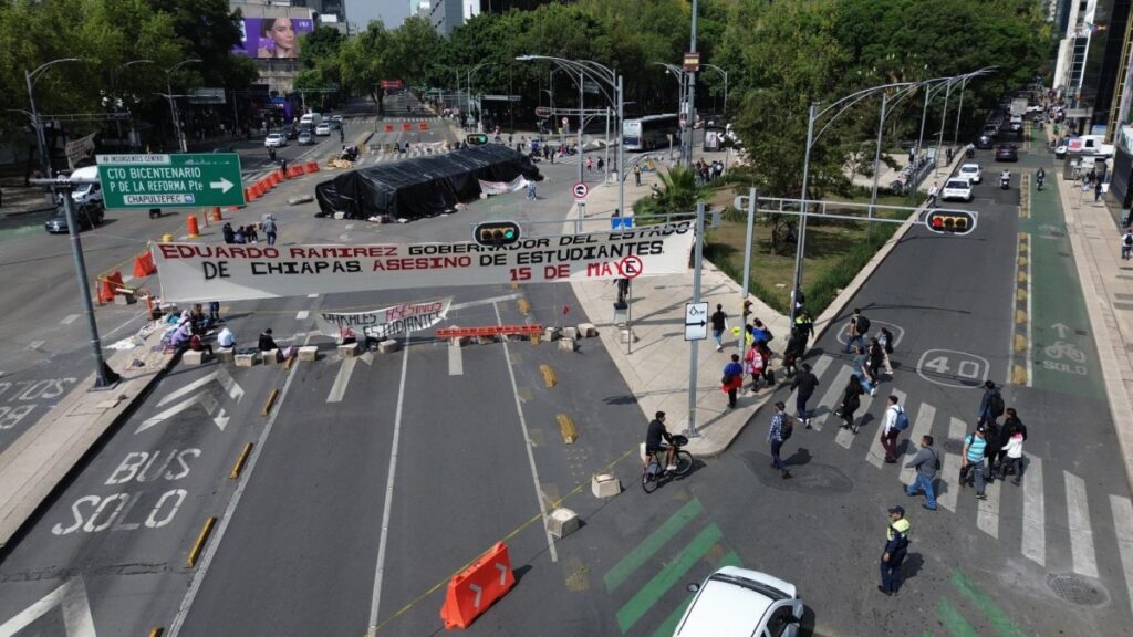 Luego de 3 días, normalistas de Chiapas levantan plantón de Insurgentes y Reforma; lo cambian a Santo Domingo