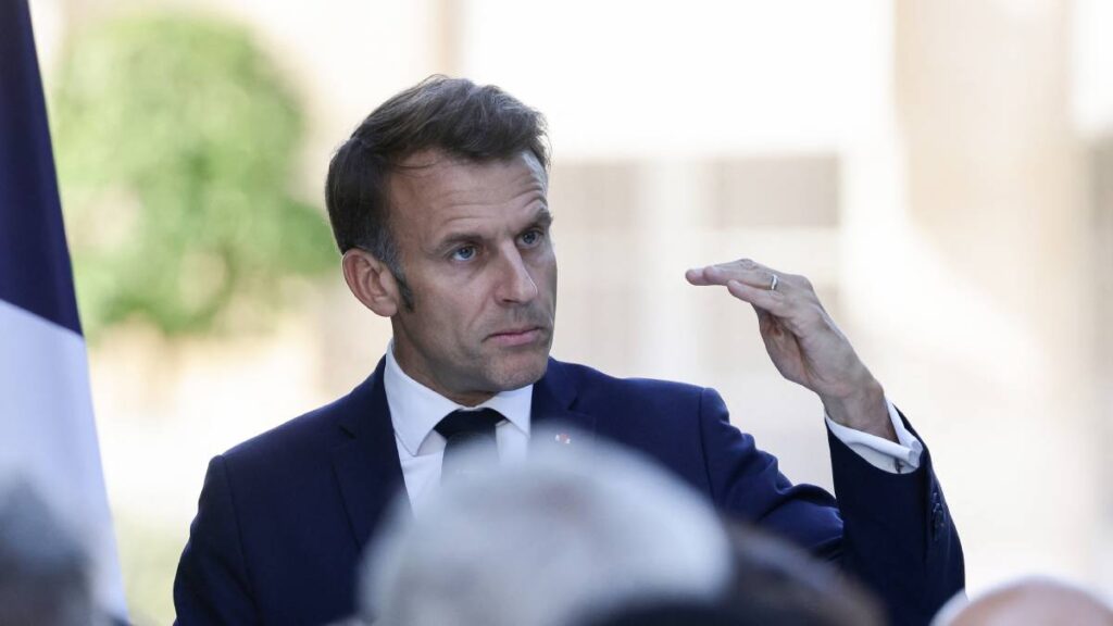 Macron pide a Irán “moderación”.