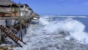 Pueblo oaxaqueño de Cuauhtémoc pide reubicación ante amenaza del mar de fondo