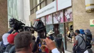 Maestros de CETEG vandalizan Torre Bienestar en CDMX en  marcha de CNTE: imágenes