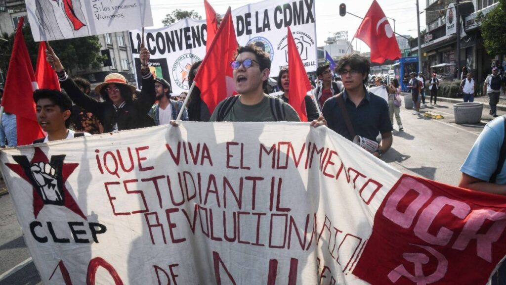 Estudiantes y manifestantes marchan al Zócalo, a 54 años del Halconazo