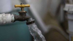 Jóvenes se graban nadando en un megacontenedor de agua en Chihuahua; esto dijo el municipio