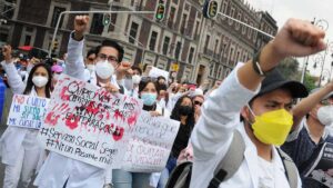 “No hay medicina, nos están matando”: Nariz Roja anuncia megamarcha ante desabasto de medicamentos