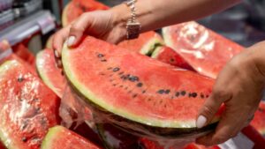Por qué no deberías comprar fruta ya cortada en el supermercado, según expertos