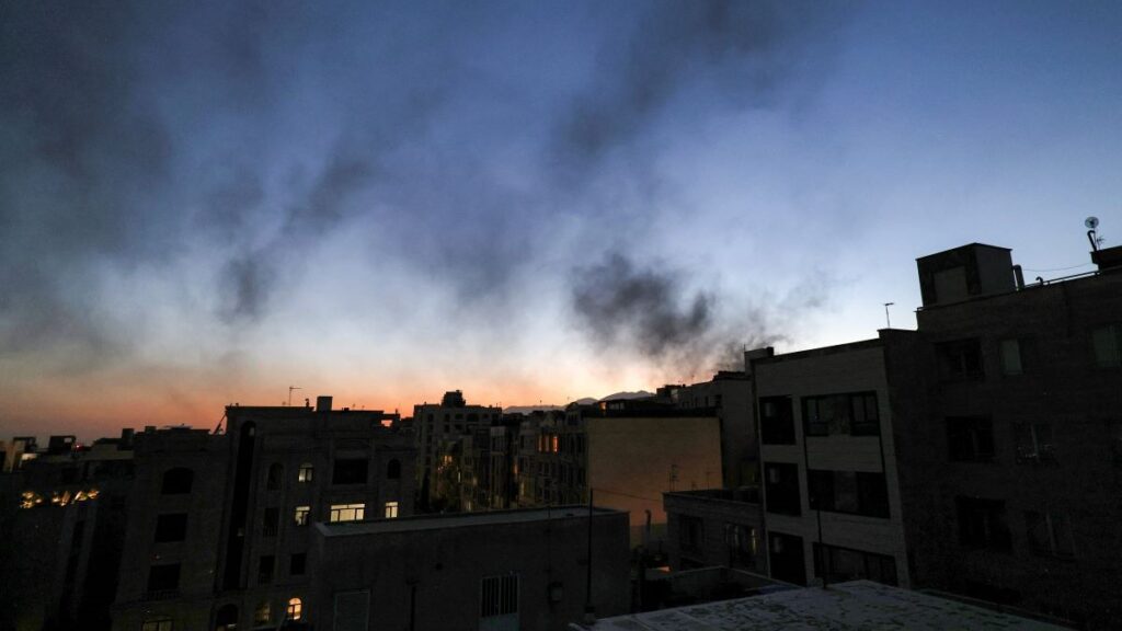 Evacúan a 18 mexicanos de Irán; SRE activa protocolo y ofrece asistencia desde embajada