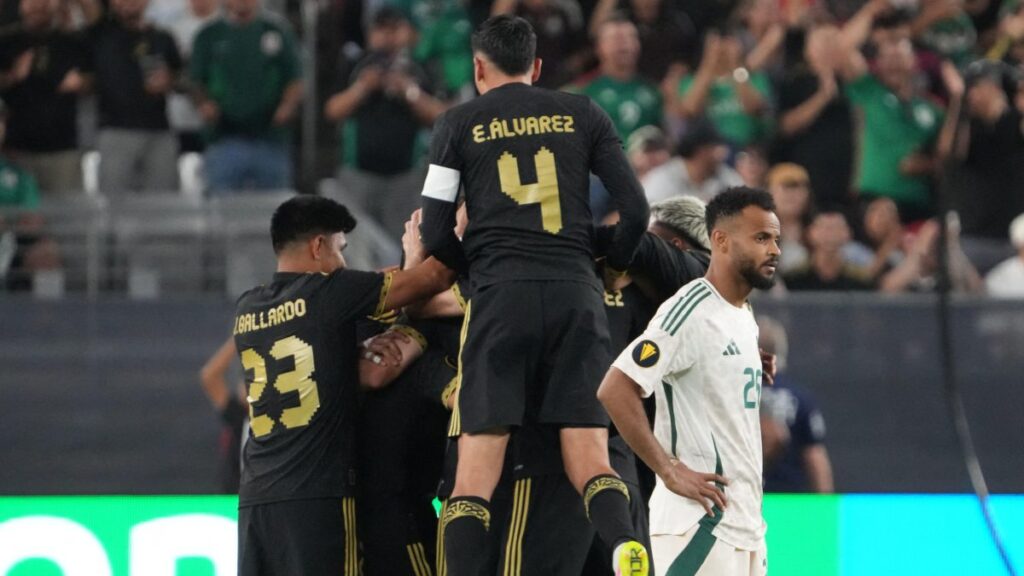La selección mexicana en festejo de gol