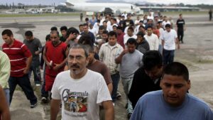 Corte Suprema de EE. UU. permite, por ahora, reanudar deportación de migrantes a países de los que no son originarios