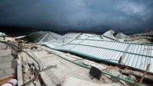 Mini tornado deja 10 casas y 2 viveros destrozados en Chignahuapan, Puebla