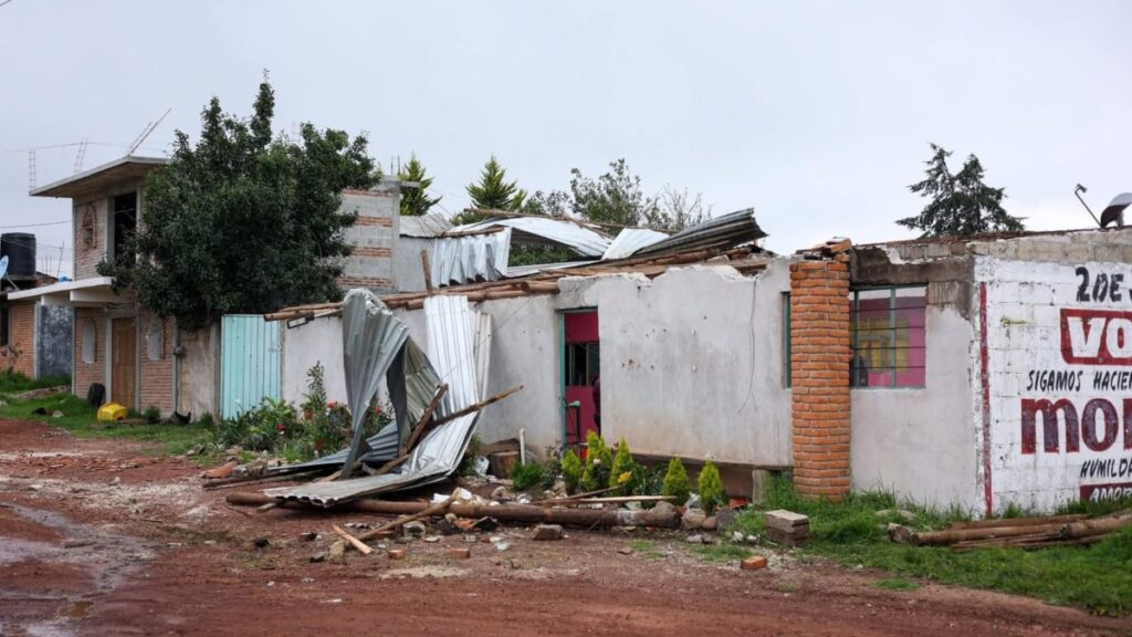 Mini tornado deja 10 casas y 2 viveros destrozados en Chignahuapan, Puebla