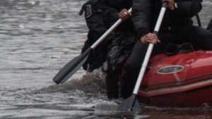 No es Venecia: captan a dos hombres navegando en lancha por calles inundadas de Guanajuato
