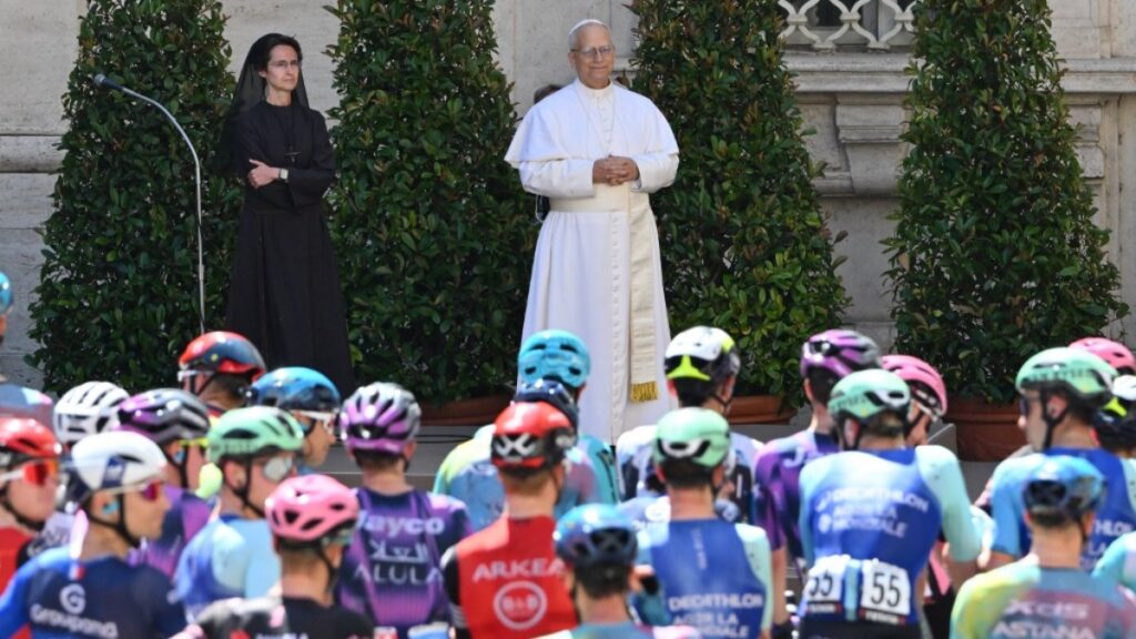 Papa León XIV saluda a ciclistas en el Giro de Italia.