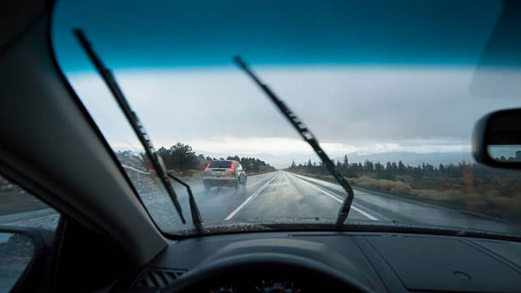 así puedes desempañar el parabrisas de tu auto sin complicaciones