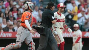 ¡Pleito en el diamante! Un pelotazo desata bronca entre Astros y Angelinos