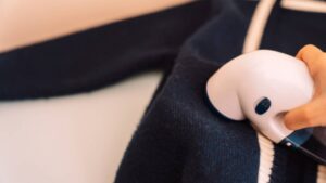 ¿Qué es el “pilling” y cómo evitar que le salgan bolitas a tu ropa?